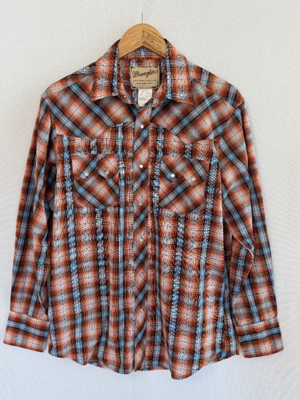 WRANGLER Western Fashion Snap Shirts Men’s Medium Orange Blue Plaid Shirt